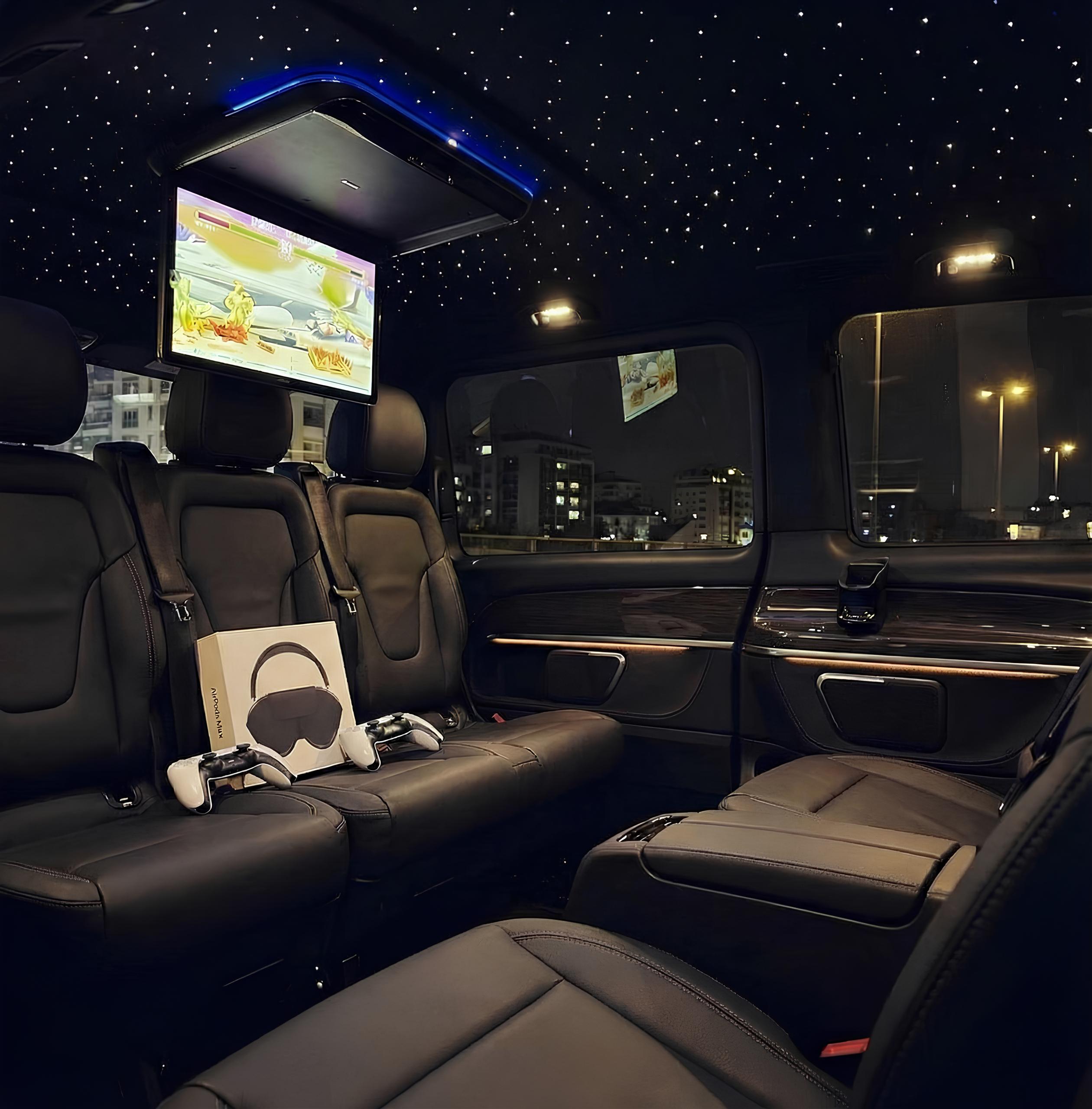 Intérieur luxueux avec espace de travail mobile