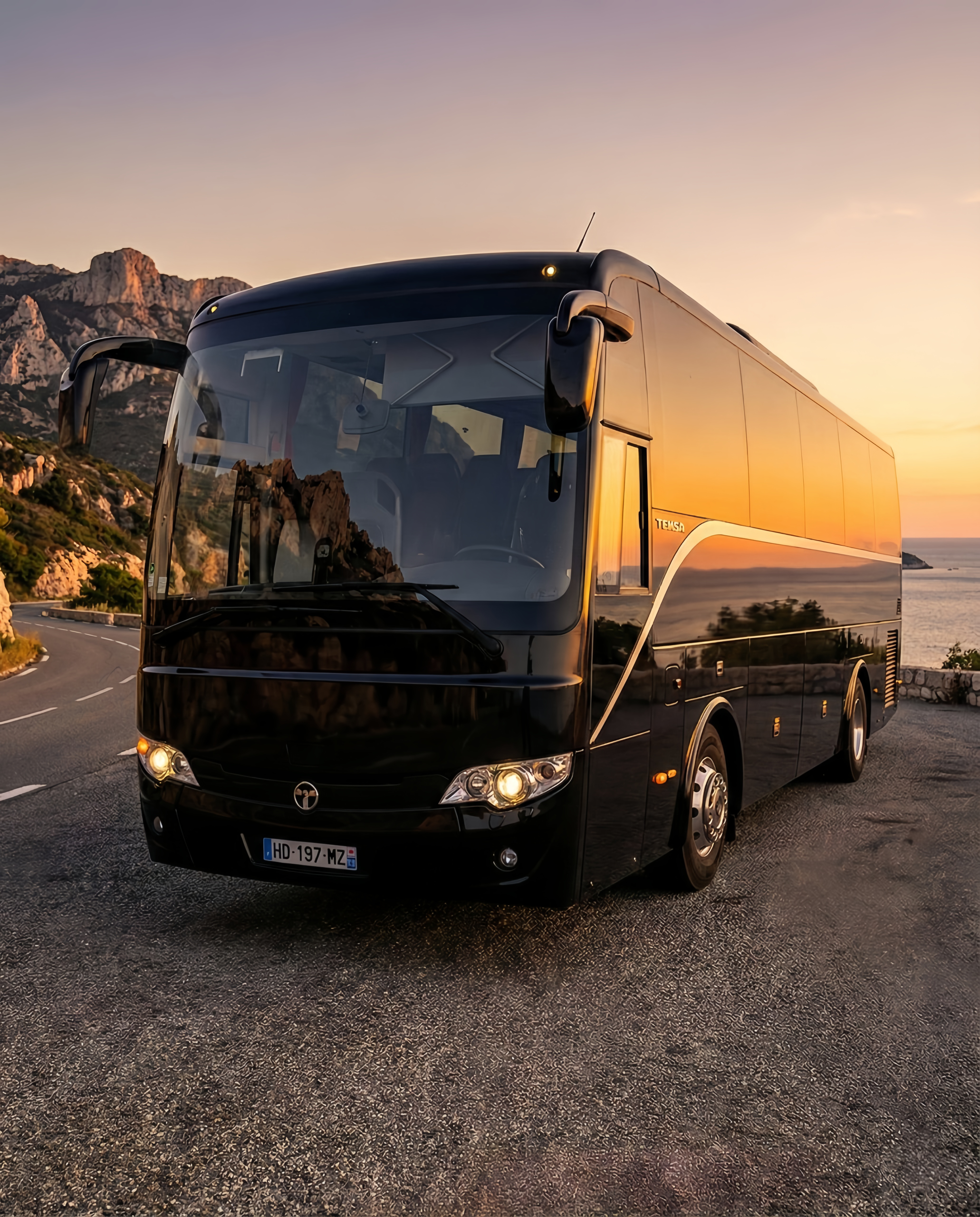 Autocar de groupe noir de profil pour location groupe Paris